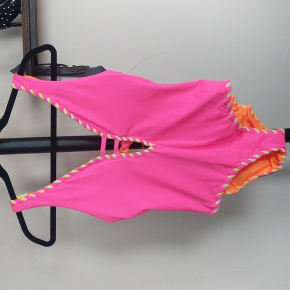 Becca Virtue -Skylar Plunge Reversible Swimsuit Size M excellent condition